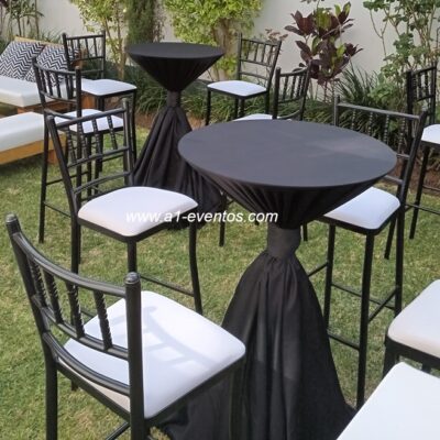 Modelo vestido alto con sillas